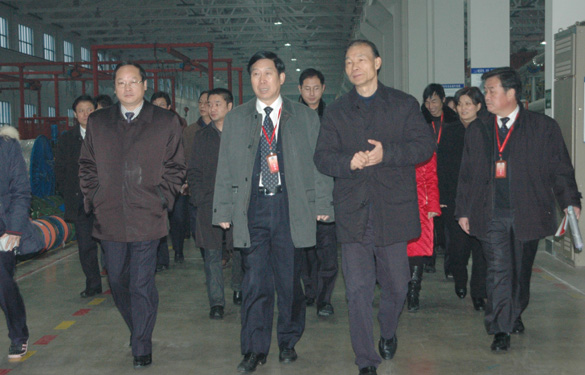 溧陽(yáng)市全體人大代表、政協(xié)委員一行600余人來(lái)江蘇上上電纜集團(tuán)參觀